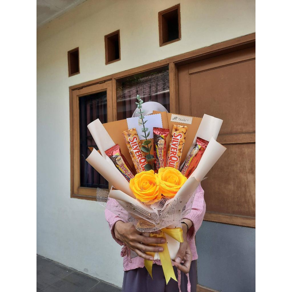 

BENGBENGQUEEN 2 silverqueen 3 beng-beng 2 mawar bouquet wisuda sidang kolokium seminar bogor dramaga