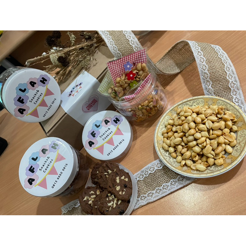 

Hampers Chocochip and Kacang Bawang Cantik - COD