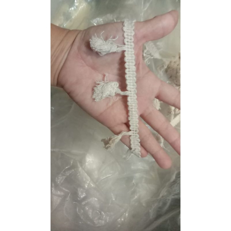 Renda Rumbai Sapu warna blacu (creme) meteran/ Renda Rumbai / Renda sapu / Renda rombe