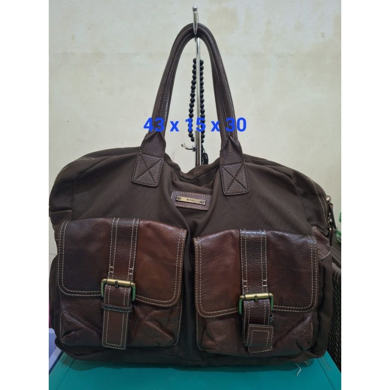 Tas branded boniaAda nomor seri
Kulit asli
Uk 43 x 15 x 30
Limited edition
Bonus dompet kunci mobil