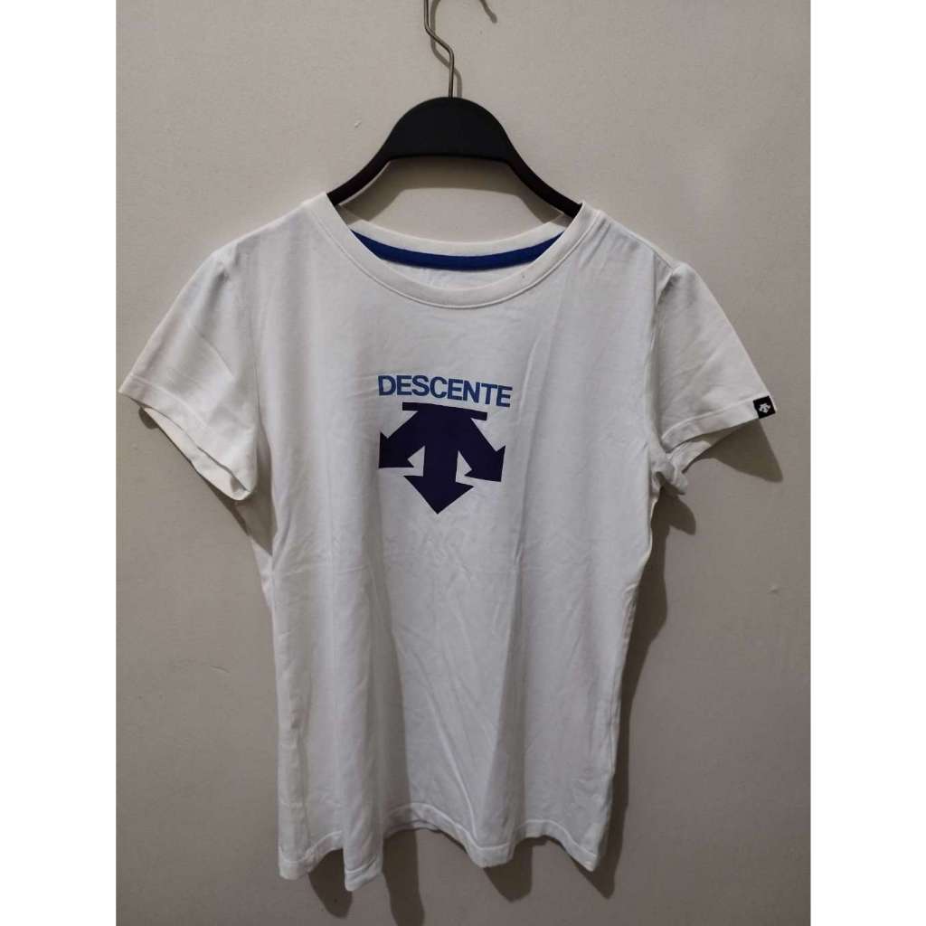 Preloved Kaos Wanita Descente