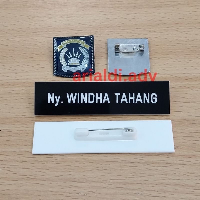 satu set papan nama & pin BHAYANGKARI name tag bhayangkari peniti