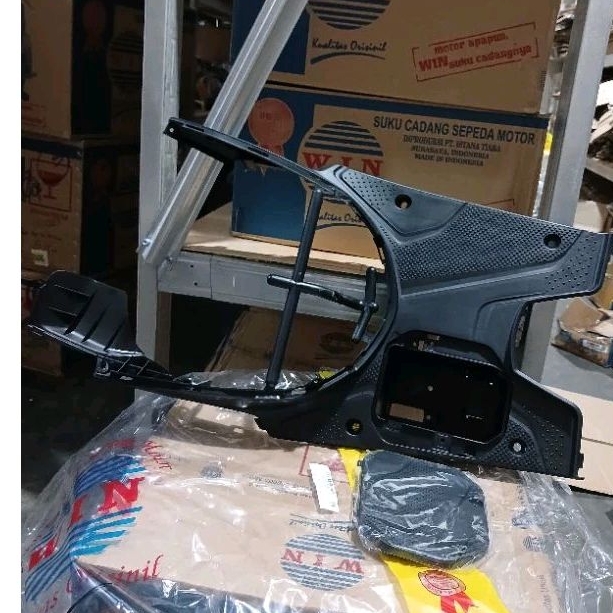 pijakan kaki atas +tutup aki beat fi/esp 2014 2015/footrest atas +tutup aki beat fi/esp/win