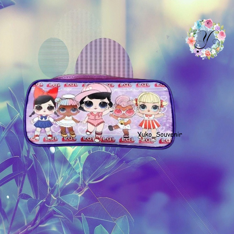 

Tempat Pensil LOL Ungu Jumbo Gambar 2 Sisi Lapisan Satin Ada Pegangan Kotak Pensil Anak LOL Ungu Besar