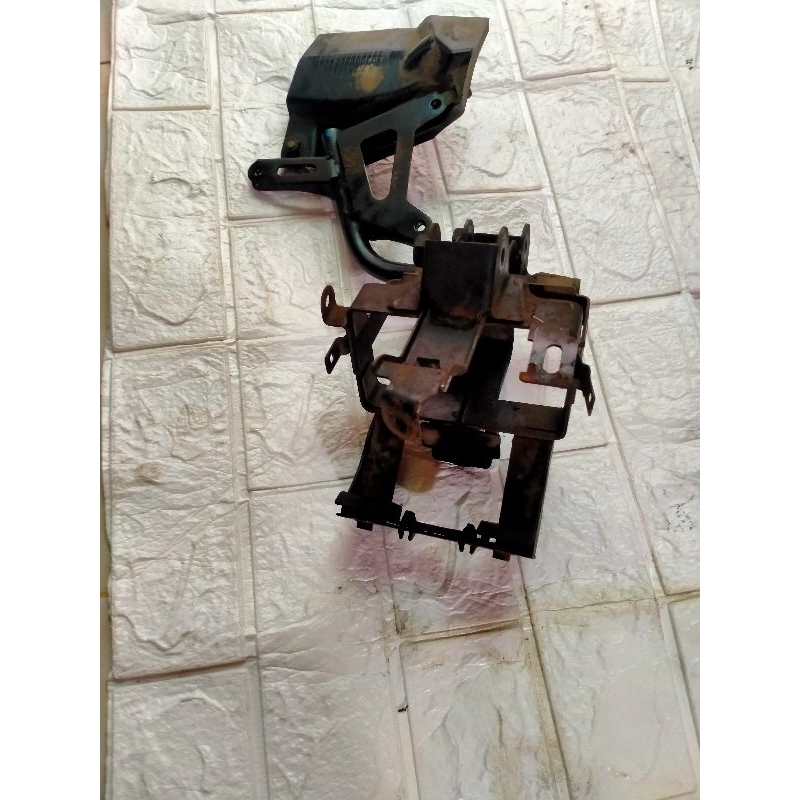 dudukan aki/dudukan ecu vario 125 old 2013