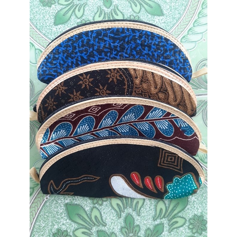 

Promo Souvenir Pernikahan Batik Dosgrib 1 pack 20pcs/ Disgrib/ Tempat Pensil Lucu