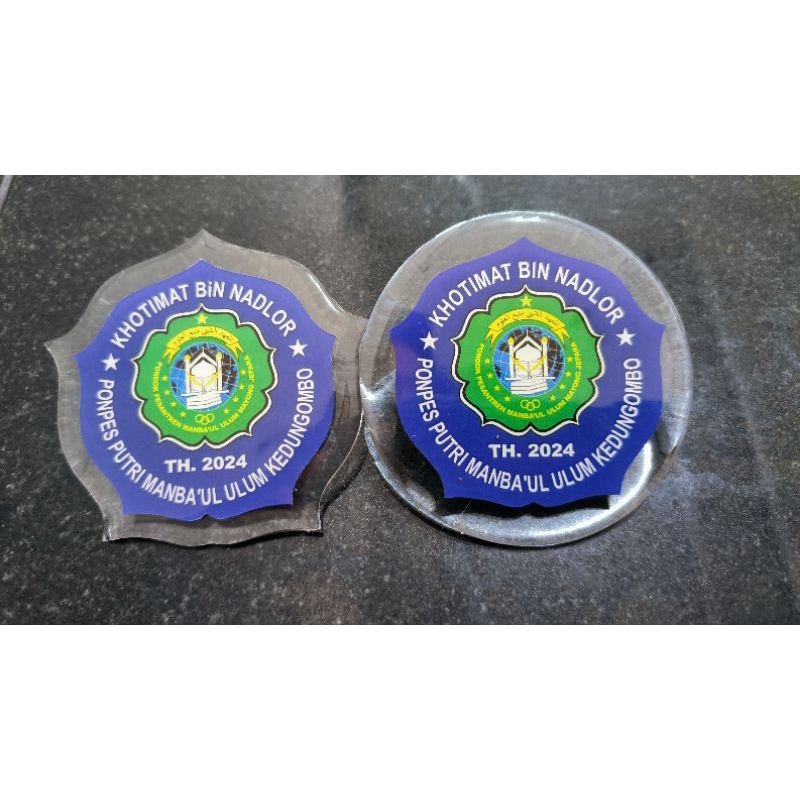 Costum pin akrilik dan Samir wisuda