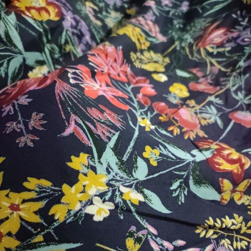 KAIN KILOAN KATUN RAYON MOTIF BUNGA ABSTRAK HITAM UTUH