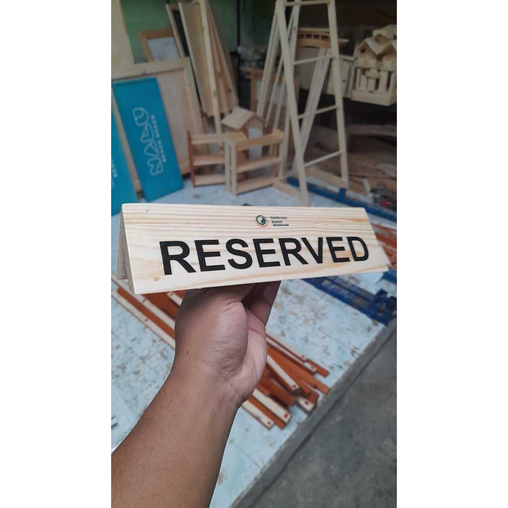 

papan kayu reserved dipesan