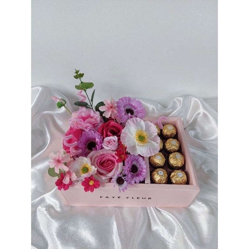 

Box bunga dan cokelat Ferrero Rocher | Gift Box | Ferrero Bloom Box di Semarang