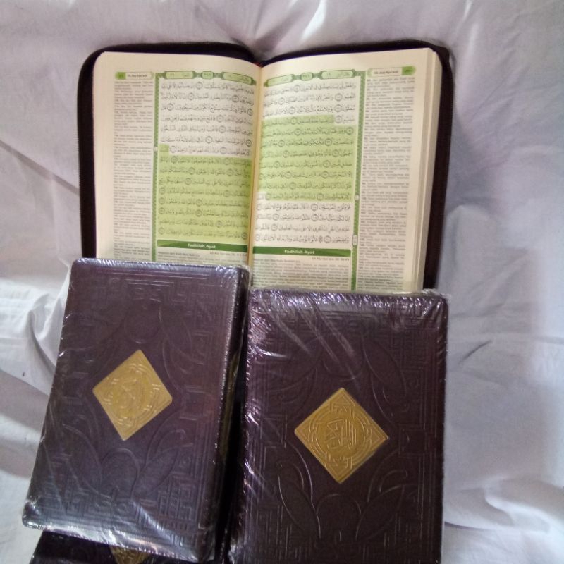 

(15x21) ALQURAN TERJEMAH BLOK WARNA JAKET RESLETING.