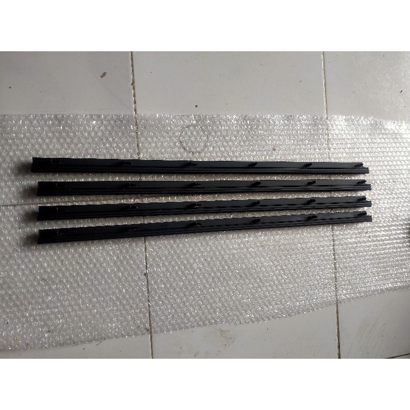 pelipit pintu karet kaca bagian dalam kiri Toyota Fortuner