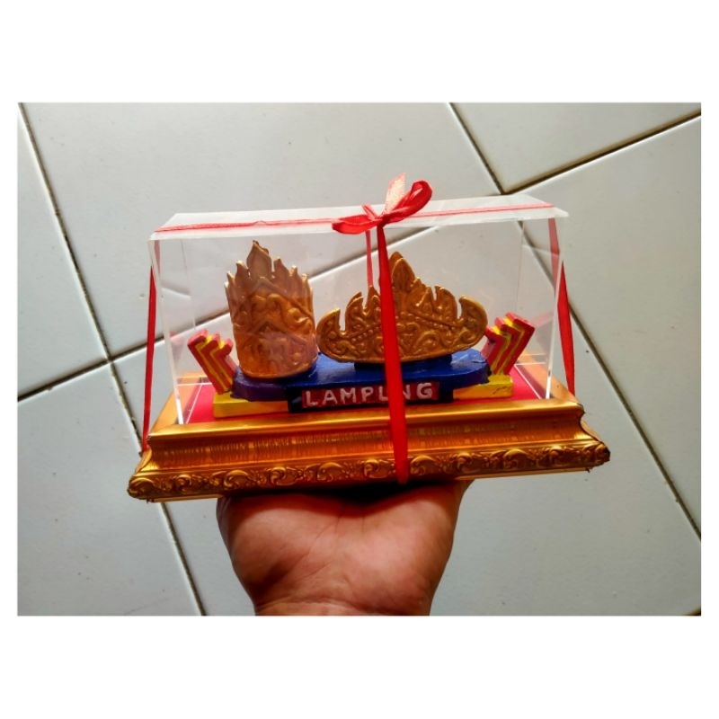 souvenir miniatur menara siger dan kopiah khas lampung