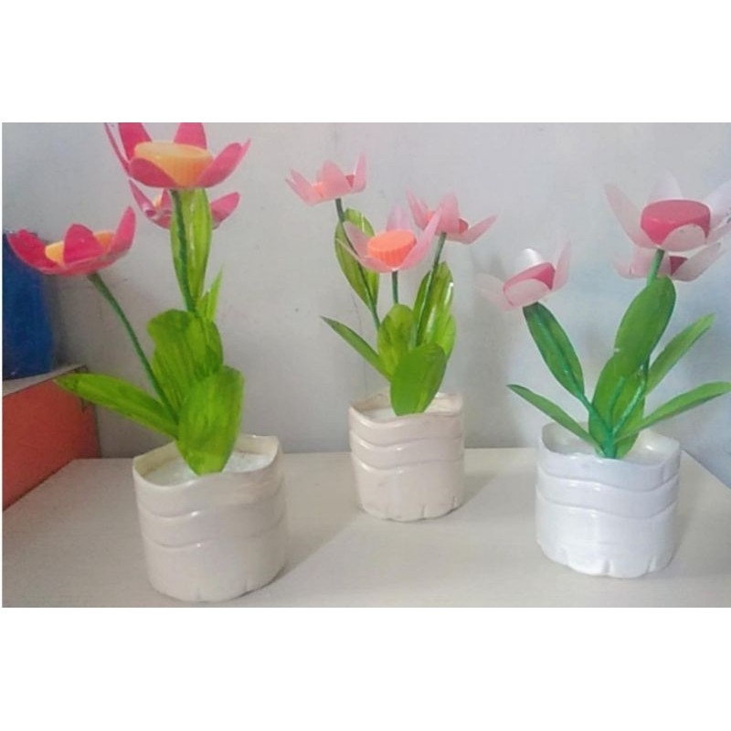 KERAJINAN PRAKARYA DAURULANG BOTOL BEKAS