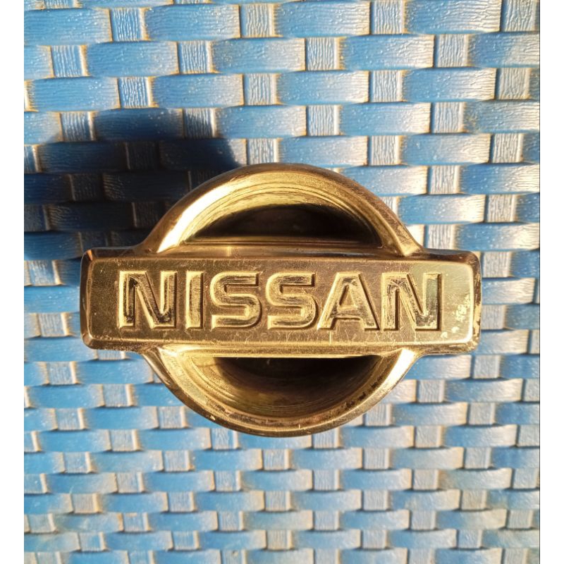 Emblem grill Nissan Sunny B13