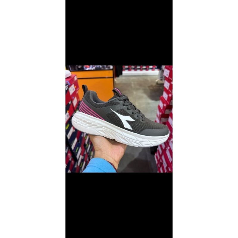 Three sport store Diadora sepatu wanita