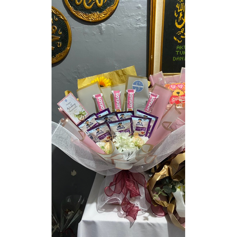 Snack Bouquet Healthy Soyjoy & Quaker + Bunga Artificial size Large