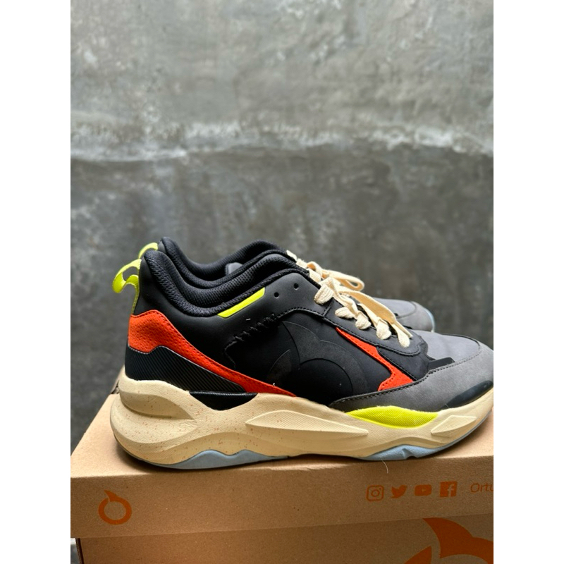 Sepatu Sneakers Ortuseight X Never Too Lavish RHEIN Black