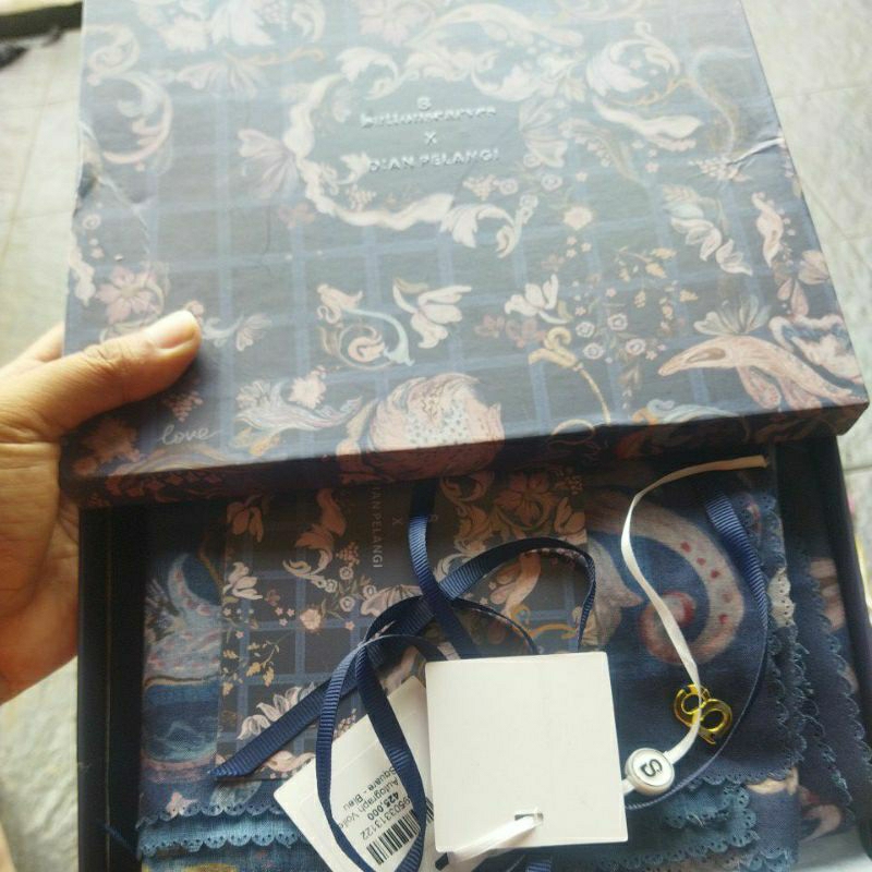 Buttonscarves Preloved Dian Pelangi Autograph