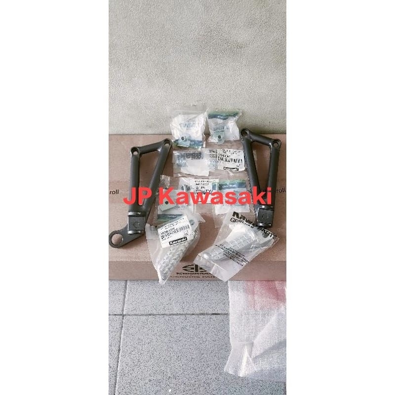 footstep belakang Ninja150 RR new set Original kawasaki