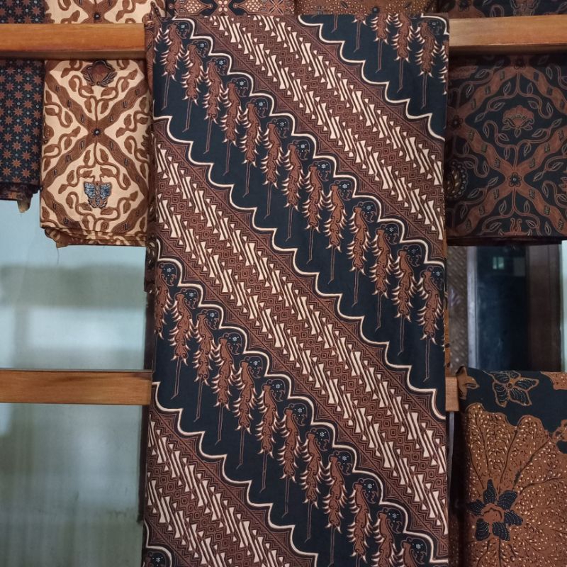 Jarik Kain Barik Lereng Keris Sogan Solo dan Lawasan Krem Pastel Bawahan Kebaya Among Tamu Bridesmai
