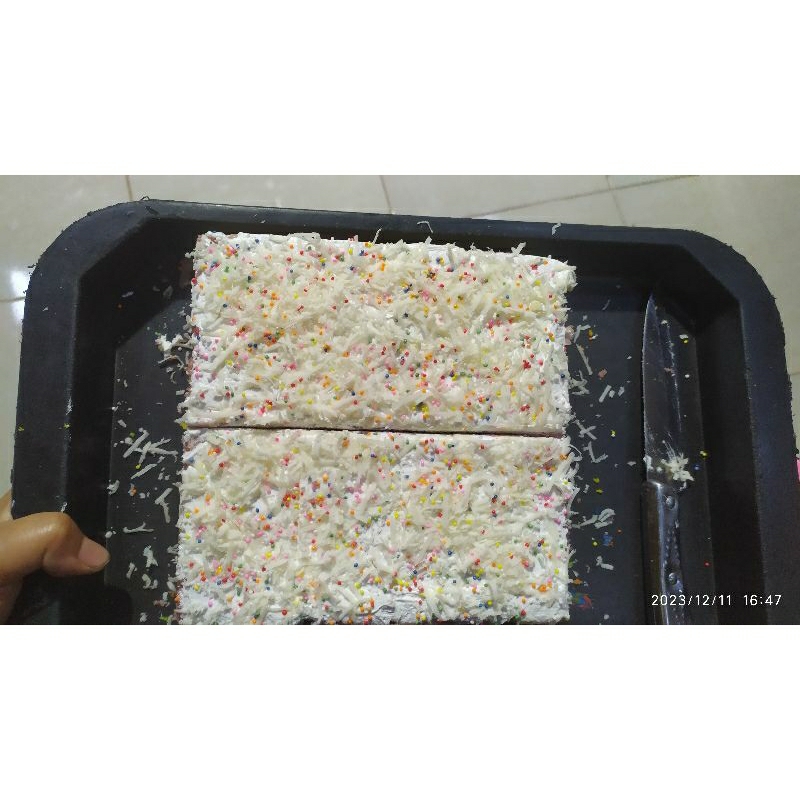 

Bolu pelangi dengan toping keju sprinkle