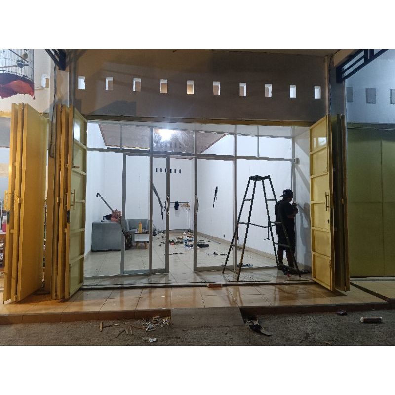 Partisi almunium dan kaca 2 pintu ukuran 400 x 250
