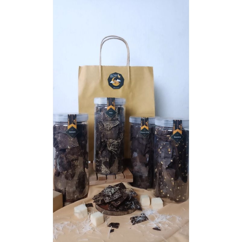 

Hampers Lebaran Keripik Brownies 1 Kg 4 Varian Rasa Choco Keju Kacang Kelapa Enak dan Murah