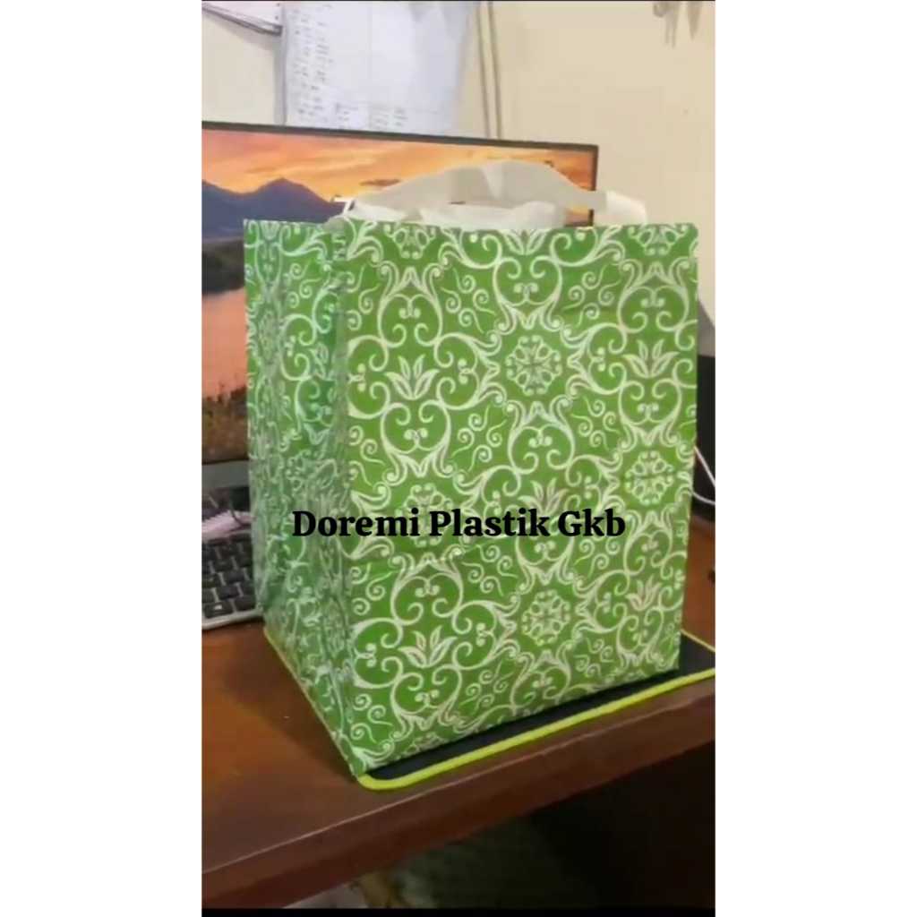 

[ 1 Lusin = 12 Pcs ] Tas Hajatan / Tas Plastik Full Laminasi Tebal Untuk Kardus Ukuran 22x22 / Tas Nasi Box