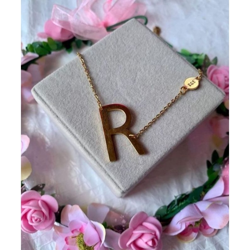 kalung titanium huruf "R" gold