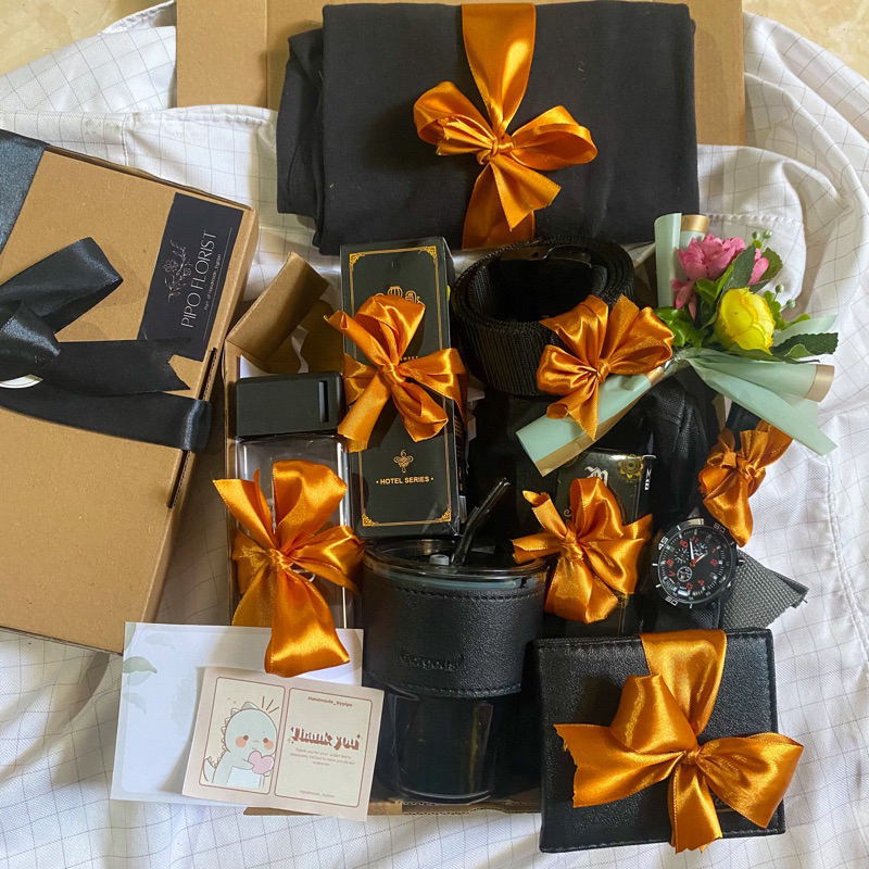 

Hampers Cowo Mewah / Hampers Cowo All Black / Hampers Cowo Eksklusif / Hampers Cowo Ganteng