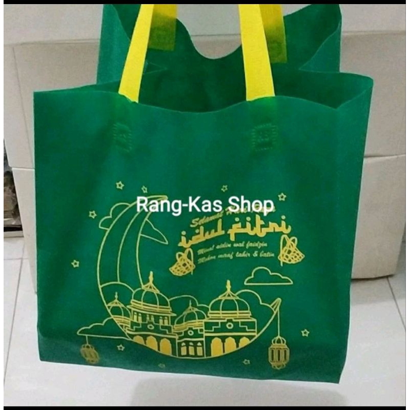 

Tas lebaran Idul Fitri Spunbond Kotak Ukuran 25x25 Eceran
