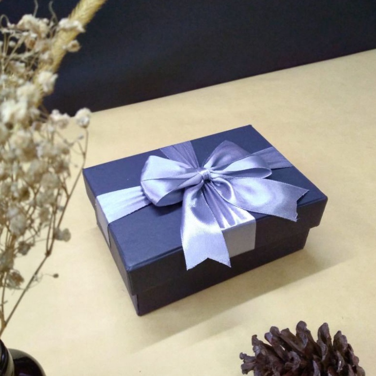 

Produk Premium kotak kado 1x7x3 cm exclusive premium berpita 61