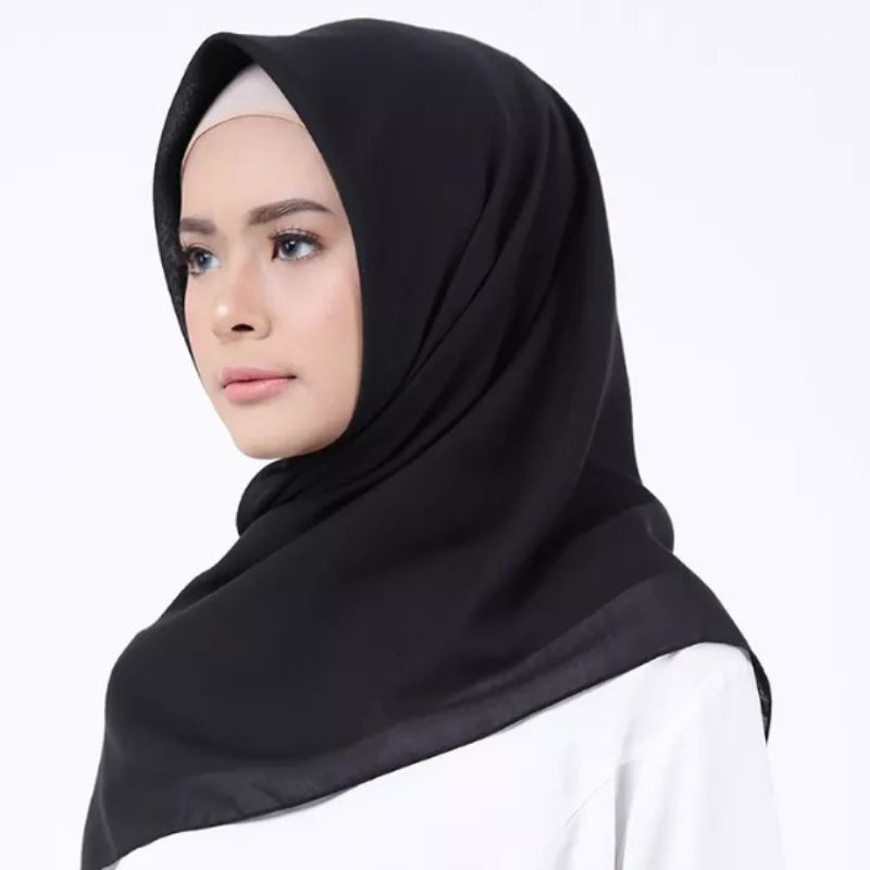 Jilbab segi Empat Hitam/Putih Polos