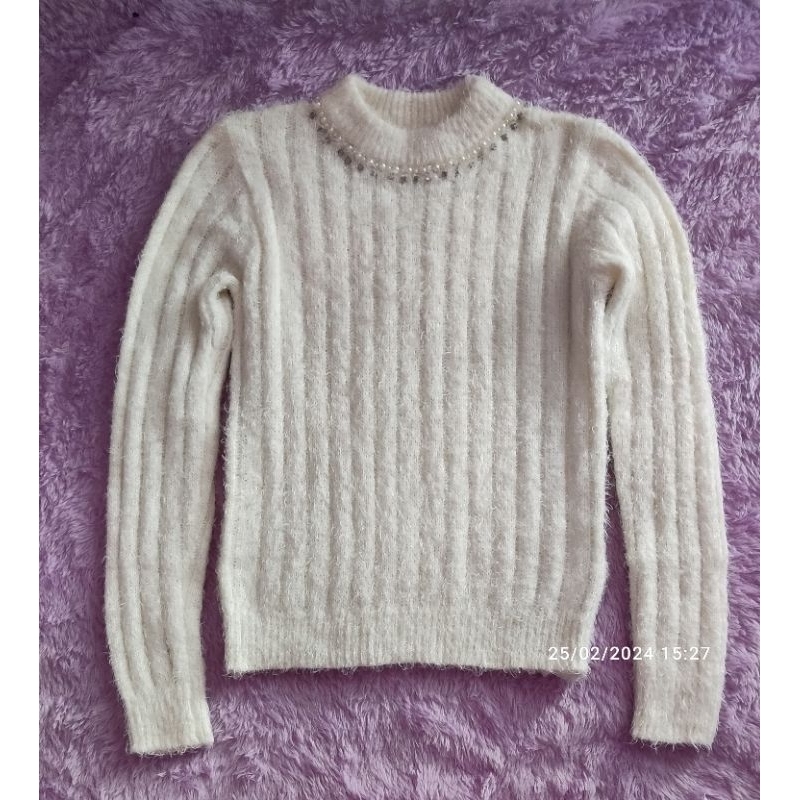 Preloved Sweater Fuzzy Kawaii