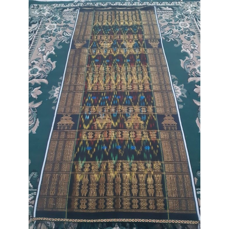 Uis Nipes Hitam Sutra Rumah Adat