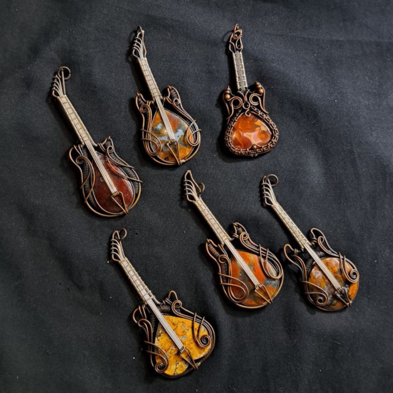 Liontin | Souvenir Mewah | Gemstone Motif Gitar