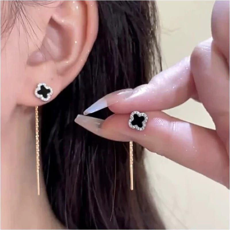 anting clover juntai bunga hitam elegan original Korea