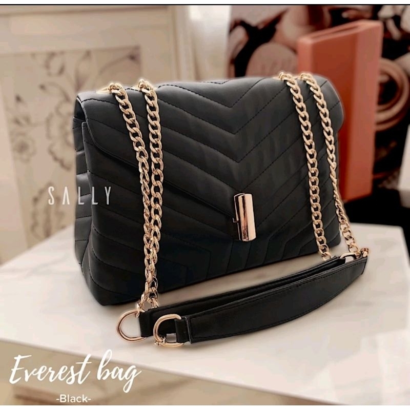 Preloved Tas Sally Scarf. Tas selempang hitam Like New
