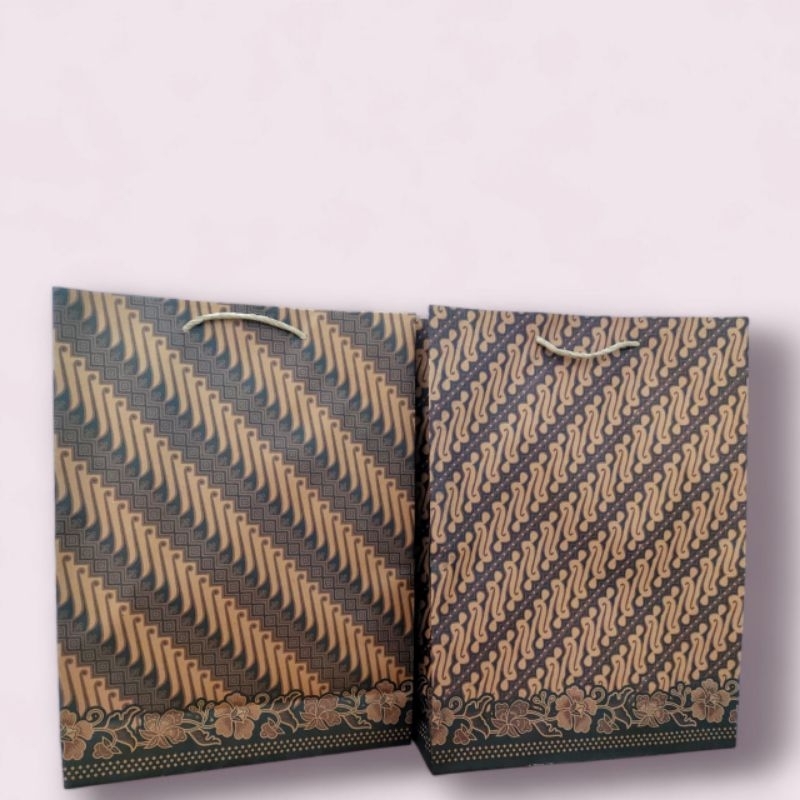 

Paper bag motif batik ukuran besar (39,8×29,6×10cm)