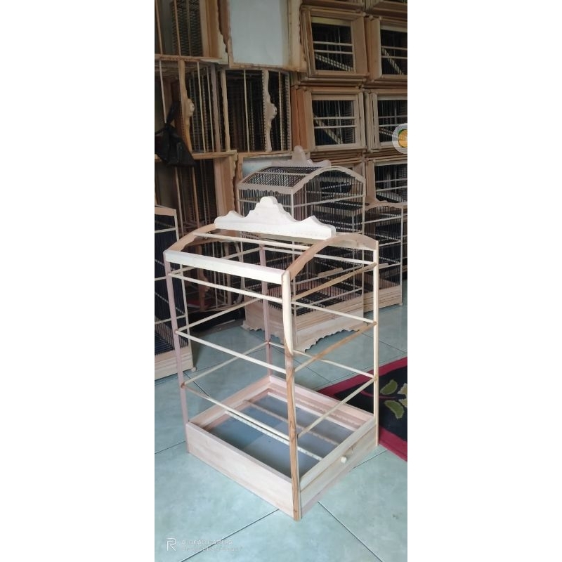 Sangkar replika ambrukan