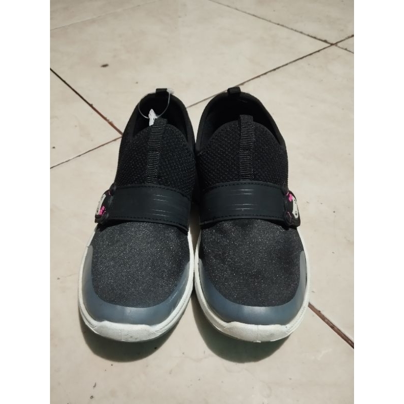 Sepatu sekolah anak santica