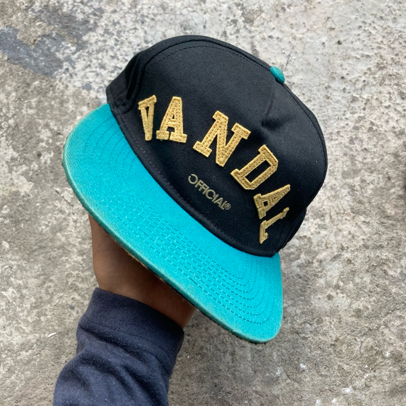 Topi snapback vandal official leopard motif