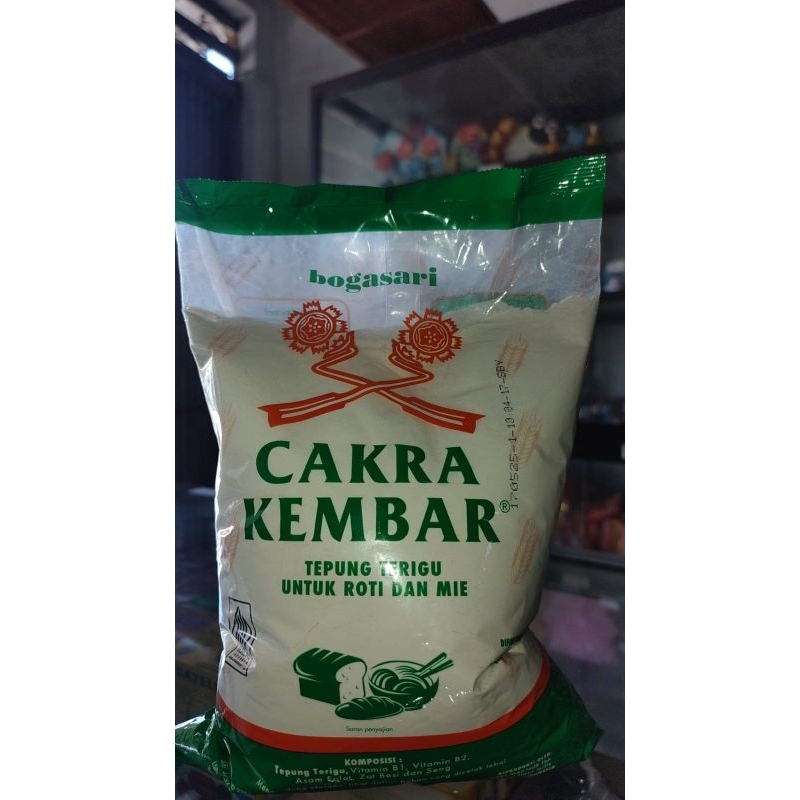 

Tepung terigu Cakra kembar 1 kg