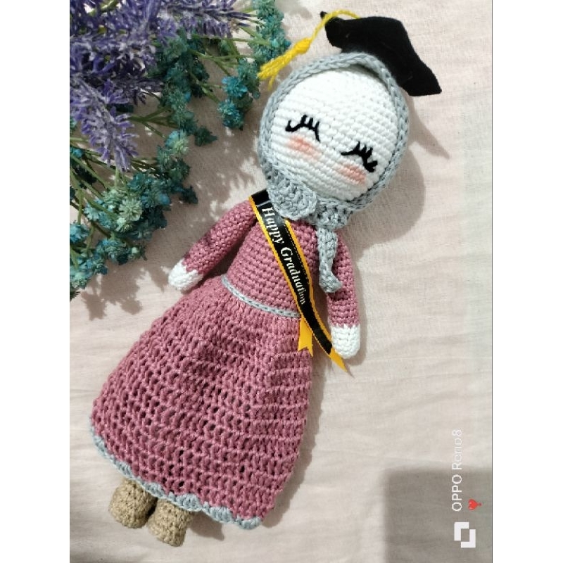 Boneka wisuda hijab rajut/ boneka kado wisuda