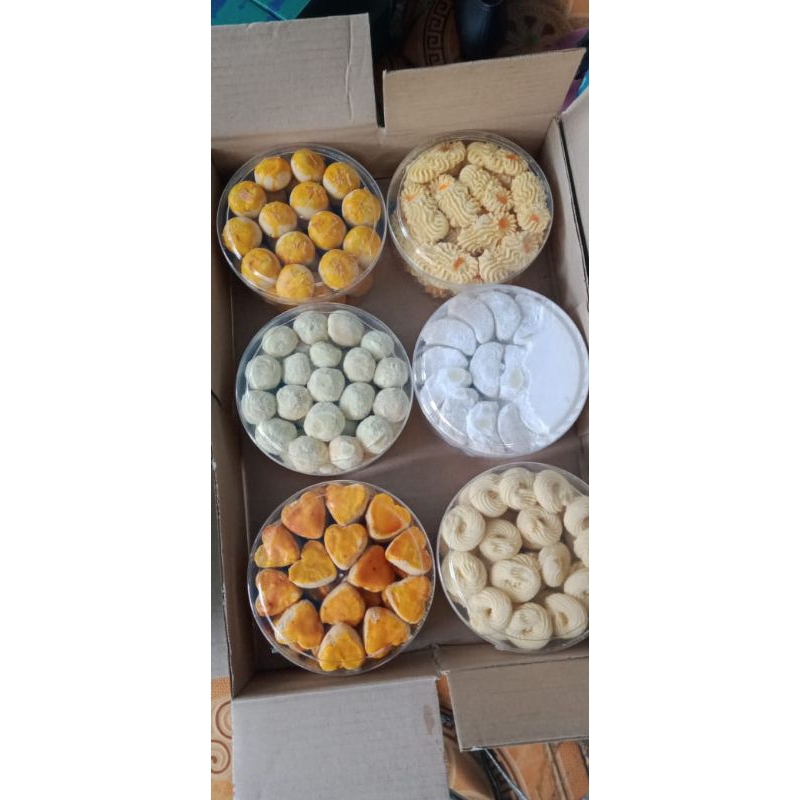 

kue yogaputra paketan bola susu ,kue suprime premium, kuker lebaran ,kue nastar ,kue 1box isi 6toples , toples 500gram