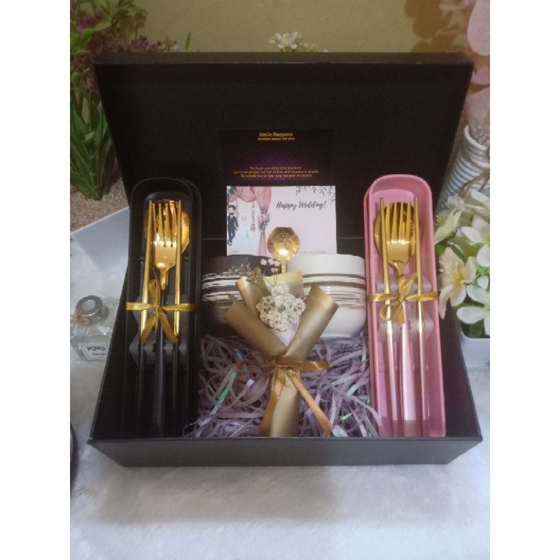 

Hampers Kado Pernikahan Hadiah Nikahan Happy Wedding