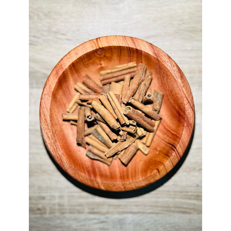 

kayu manis patahan / kayu manis sisa potong / ukuran 2-4cm 1000gr/1kg