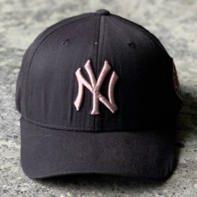 Official License by Major League Baseball “New York Yankees” Strapback Cap Black / Pink