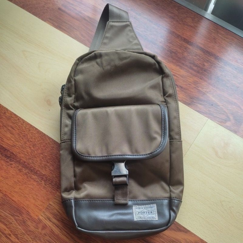 Crossbody Porter second